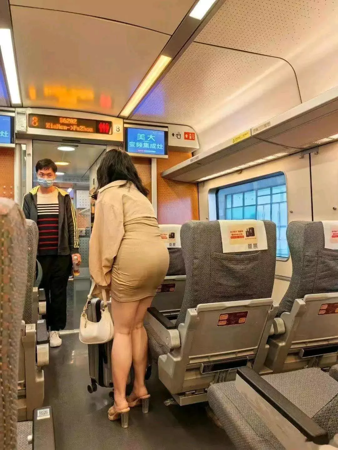 小伙的眼神看到了什么，那么震惊！