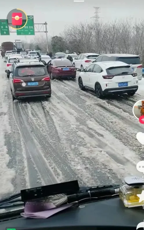 到底是“黑心“还是良心
这两天由于湖北下大雪的原因高速路上大堵车
一位农民背着泡