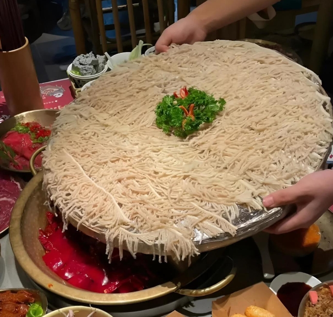 初看之下，我误以为是面条，然而仔细观察后才发现，那其实是千层肚。
