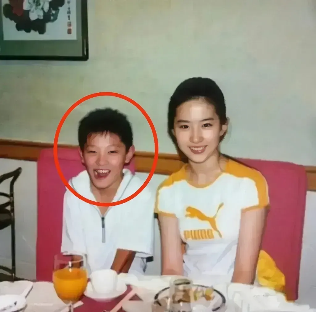 神仙姐姐估计都没想到，当年随手拍的一张合影留念照，自己身边的这位调皮的小男孩在多