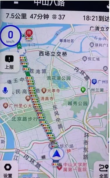 广州著名红灯区，一条7.5公里的路上有37个红绿灯，平均200米左右一个。开车真