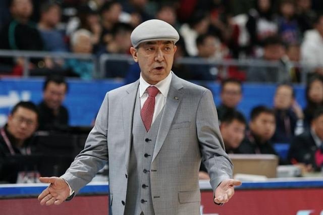 宁波男篮主教练阿的江在比赛后向球迷表达了他的失望，他直言不讳地批评了裁判的执法水