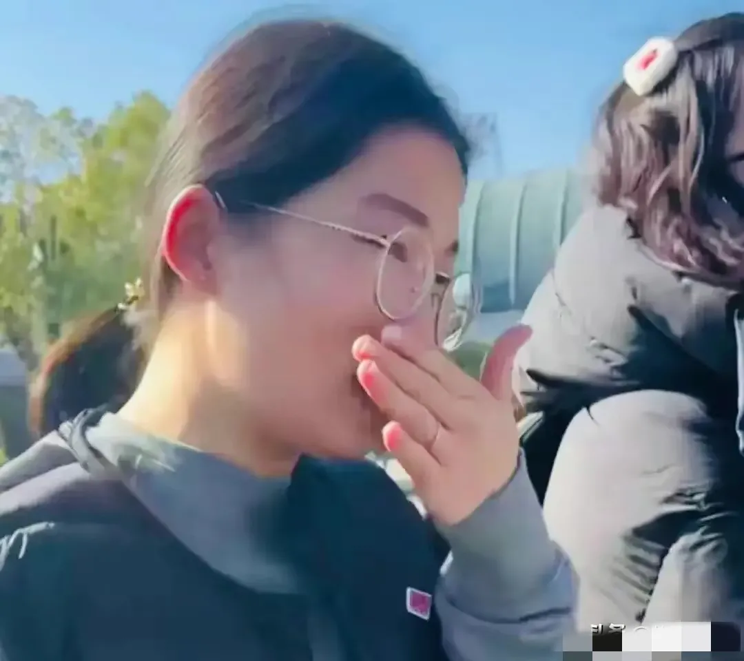 图片中戴眼镜的女孩，30年来女孩一直住在养父母家，为了明白真相，30年后，女孩从