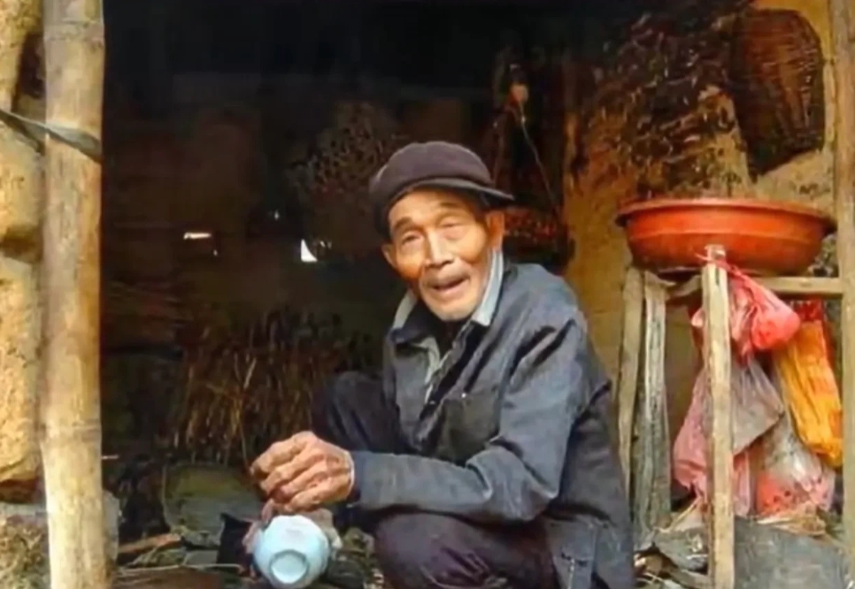 2020年，河北78岁老人被两儿媳妇赶出家门，流落机井房，吃百家饭。没想到，没过