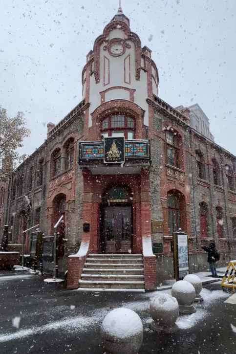 下雪啦！下雪啦！
雪花漱漱而落❄
港城银装素裹，宛若人间仙境
雪中芝罘美如画
这