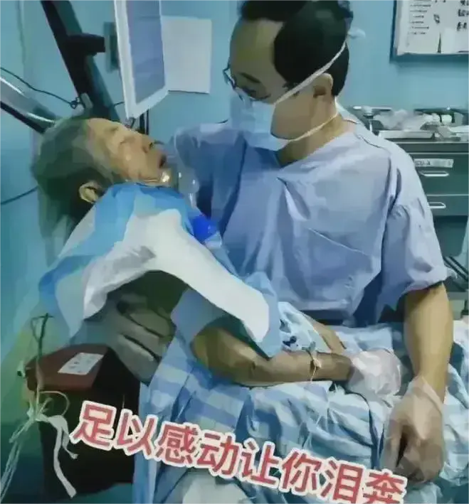 江西某医院，一位生命垂危的老人被儿女遗弃在医院，弥留之际，老人一遍遍呼唤着儿女的