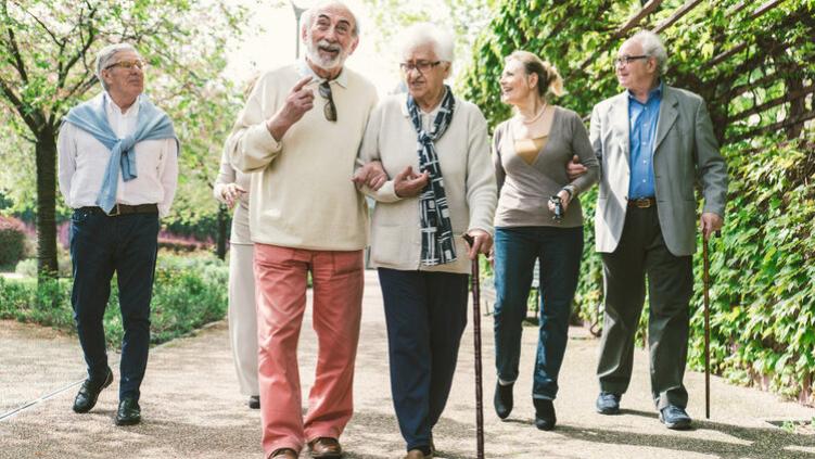 经常散步到底好不好？医生提醒：65岁以后，散步时要注意好这5点