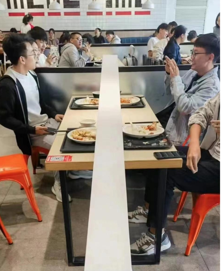 太狠了！！！
今天吃饭的时候，突然下了一道硬菜
天花板直接塌了，吃个饭差点吃住院