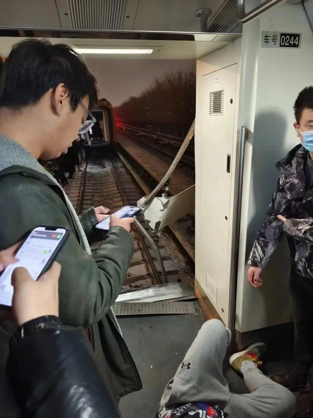 北京地铁一列车车厢脱离，告诉了我两个事实。
第一个事实是，原来北京地铁的列车也会