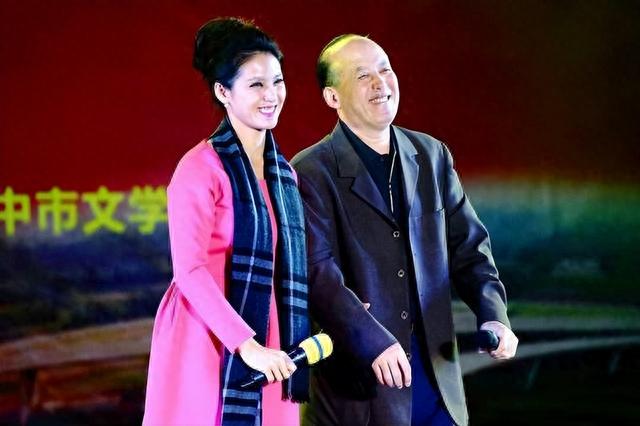 郭达20次登上春晚，幸亏妻子多年在背面的静静支撑