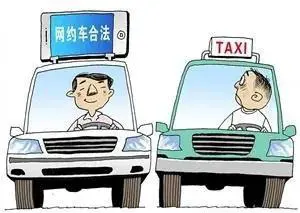 出了高铁站发现一个奇怪的现象。很多人都在冷风中手机下单叫网约车，而旁边一整整齐齐