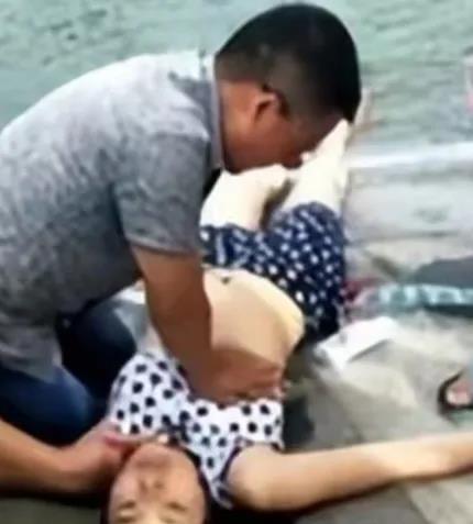 女子溺水医生扒衣救命：救援过程引发社会热议！某三甲医院的医生张某华，具备急救常识