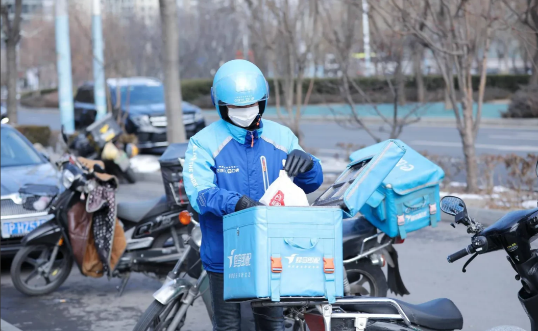 月薪4000的女友嫌弃月薪15000的男友:“因为他是送外卖的，我妈不让我嫁给他