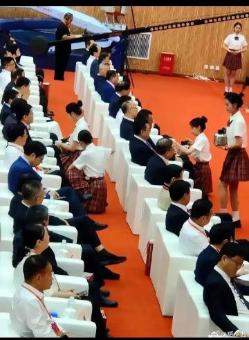 某中学校庆，让女学生小心翼翼蹲下倒水