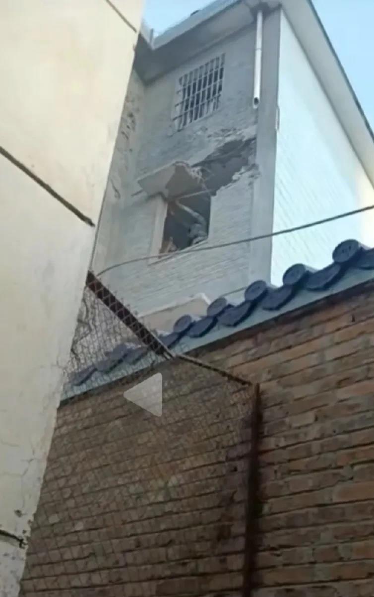 缅北激战竞然波及云南德宏畹，居民楼玻璃被打碎，天哪，这都干到家门口

     