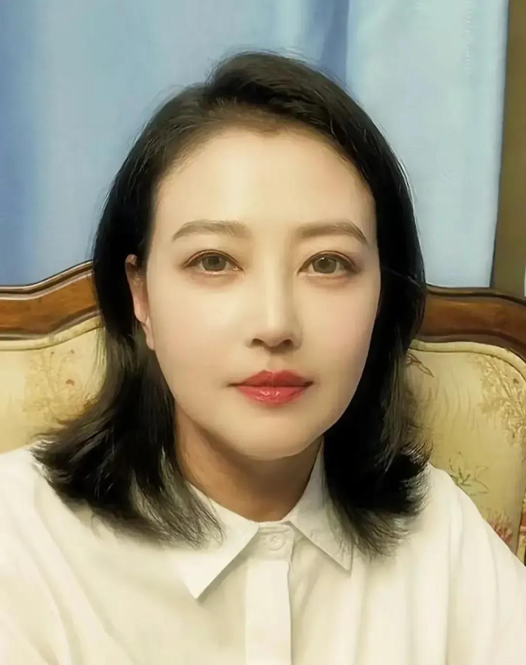 
周海媚感情史很丰富，一共有5段，可惜去世时孤独一人。

第一段∶1987-19