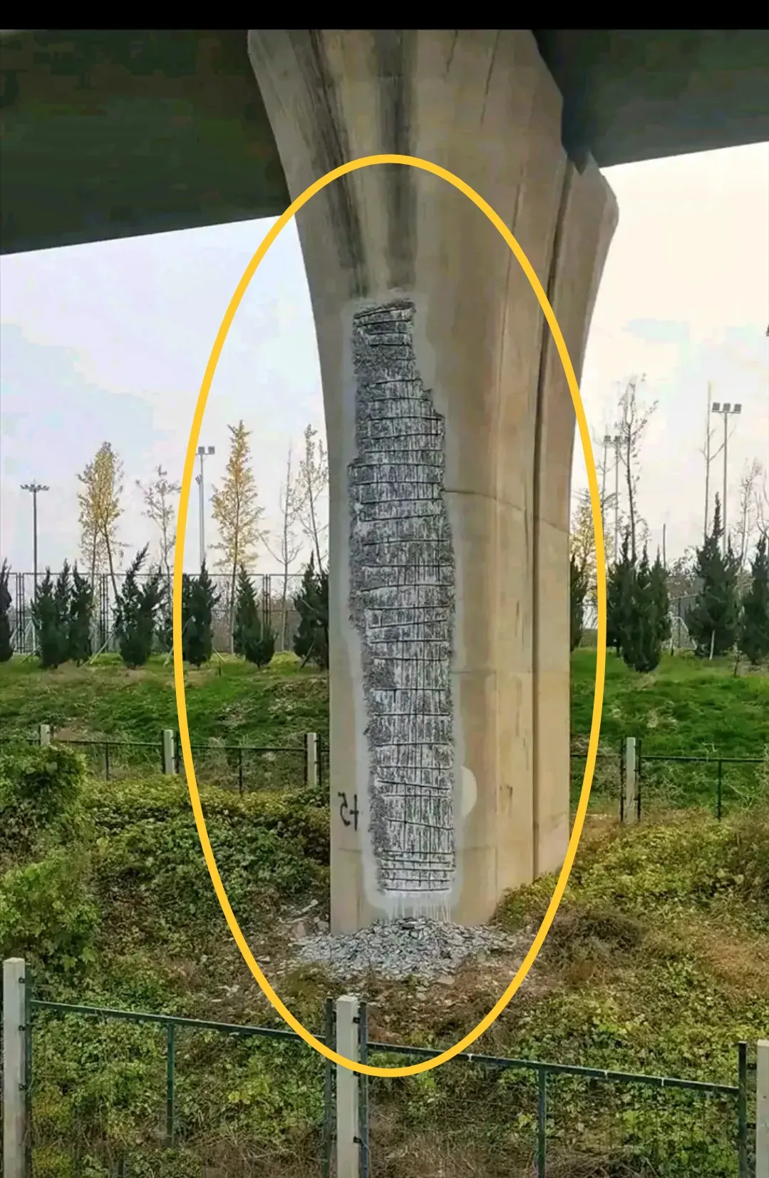 昨天和朋友外出游完，在经过一高速铁路大桥下面时，看到的桥墩子外表水泥脱落了一地，