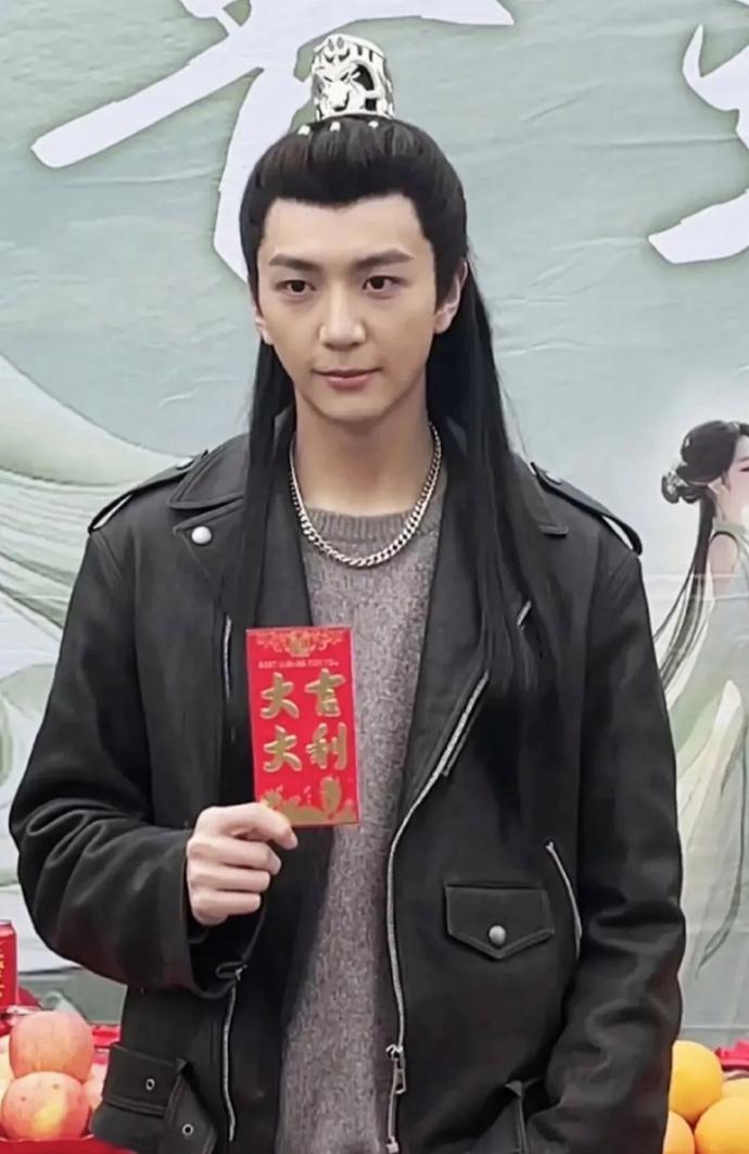 哎呀，大家听说了吗？洪欣的儿子张镐濂最近可是风头正劲啊！他主演的短剧《青莲劫》开