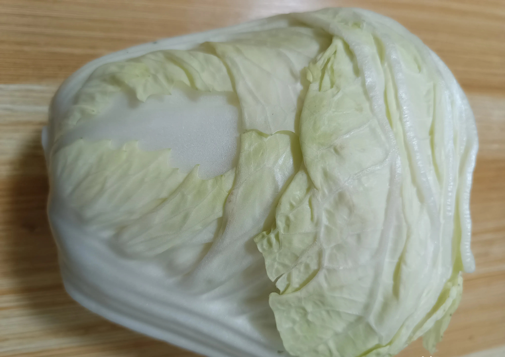 去超市买白菜，有人告诉我，不要买图一这种大头菜，属于白菜的转基因品种，图二这种才