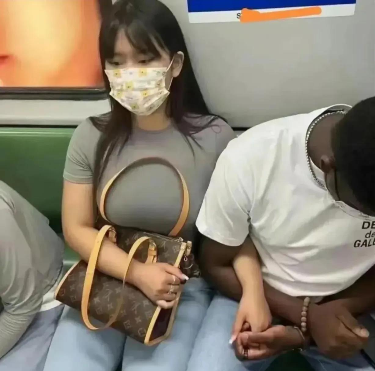 这张照片拍摄于2020年，山东省济南市地铁上，一名女大学生和黑人女朋友的合影。照