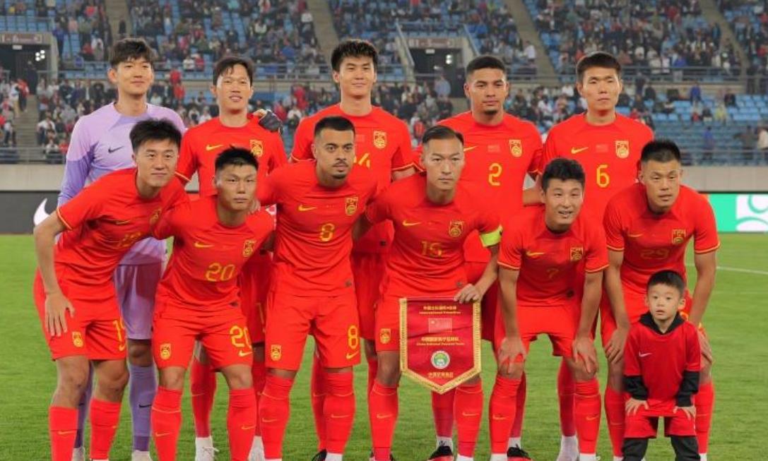 扬科维奇请你别乱排兵布阵，球员擅长踢什么位置，你就让球员踢什么位置才能发挥他们的