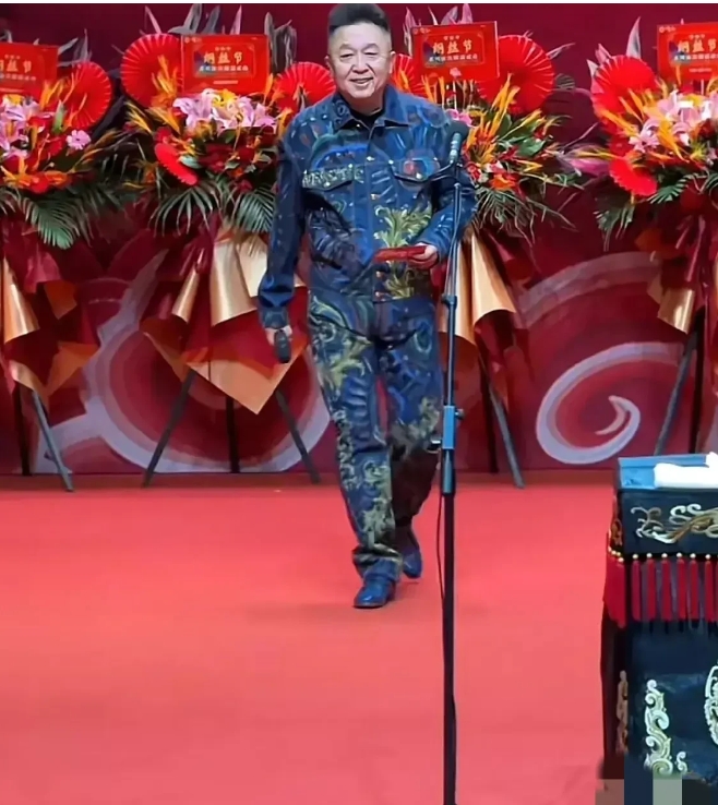 
于谦，引发热评！

近日，相声艺术家于谦在演出时，身穿最新款范思哲套装，万万没
