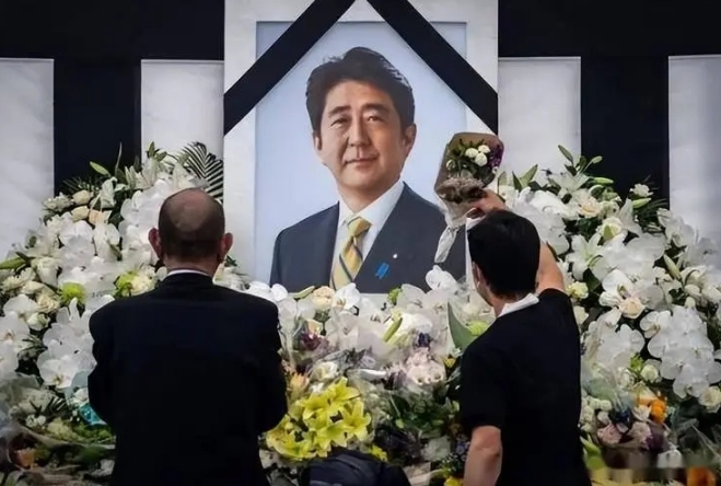 安倍晋三是日本人，为什么他遇刺后，墓碑上赫然刻着中国汉字？日本前任首相安倍晋三，