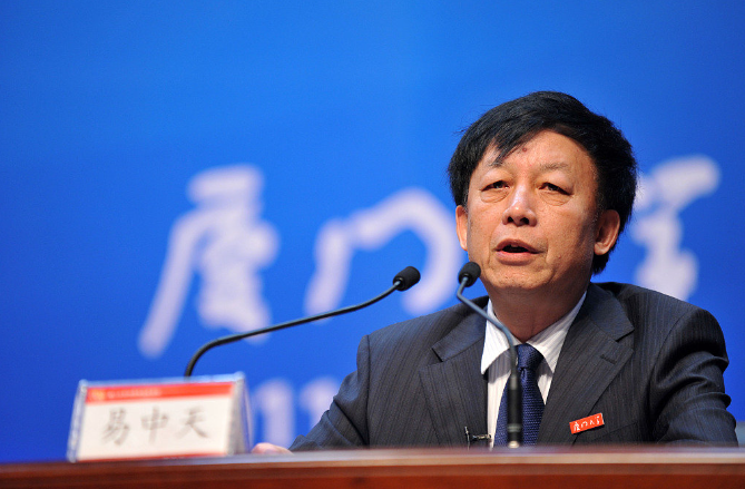 2005年，冯小刚和张国立联合提议，恢复繁体字代替简体字，易中天听说后，要求让他