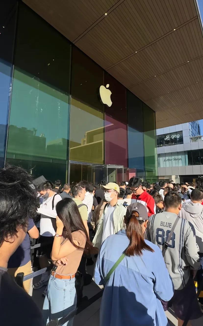 北京三里屯今天火了
一群果粉排队购买新款iPhone
这些人看来工资都很富裕 现