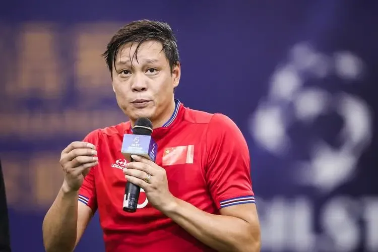 国足1:2中国香港，范志毅怒斥中国足协
1、一场热身赛搞得神神秘秘的，直播都不让