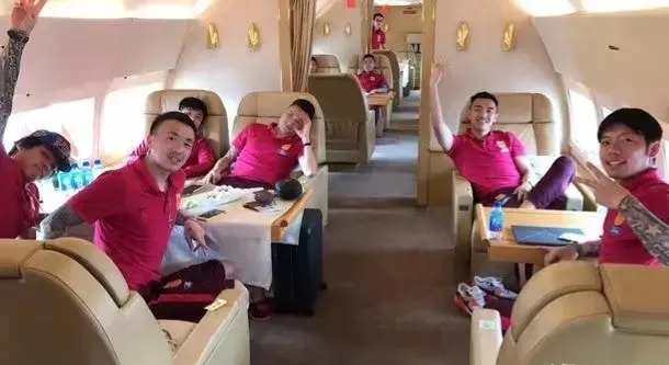 干得漂亮！宋凯上任后不再为中国男足提供土豪套餐，拒绝包机！拒绝包酒店！拒绝带“御