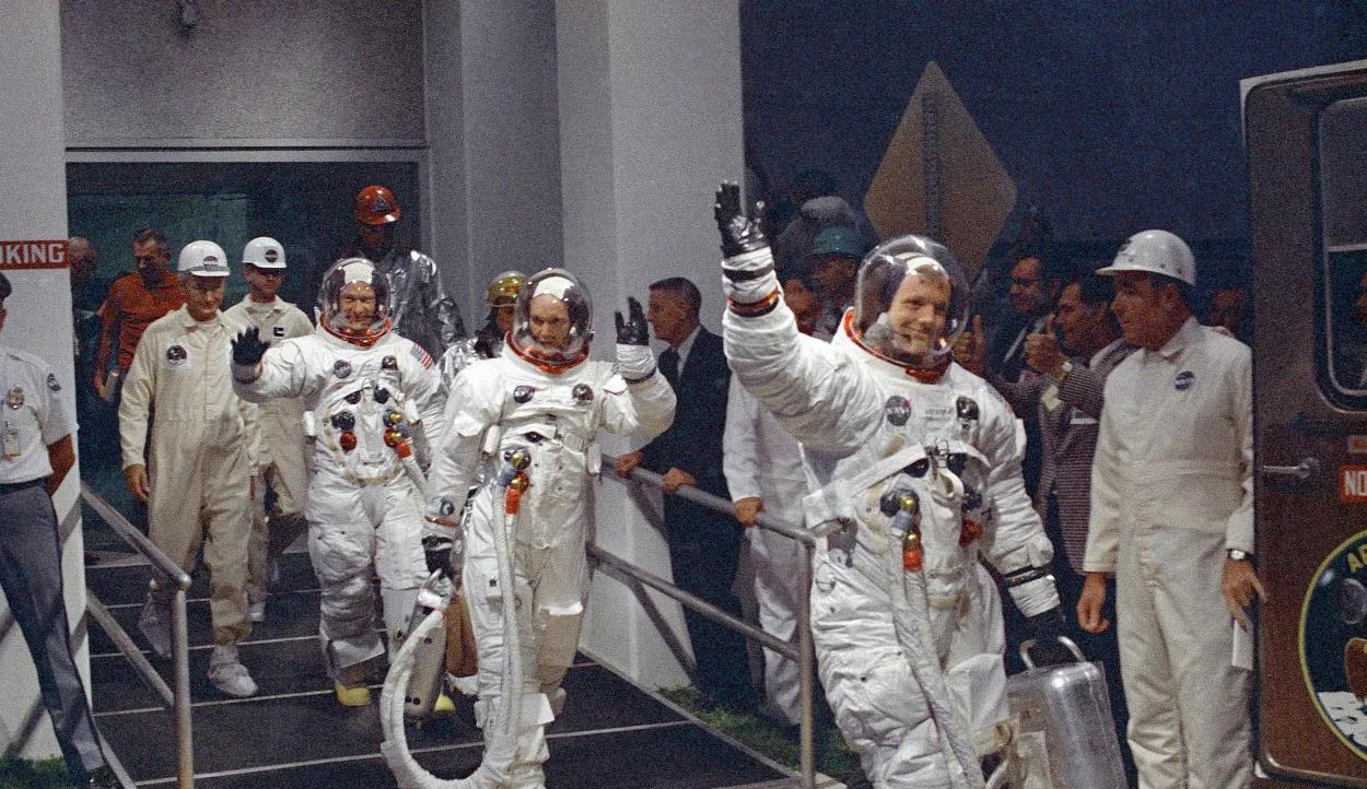 为什么我们的航天员是抬着出来的，美国的航天员却是健步如飞走出来的呢？
一个有意思