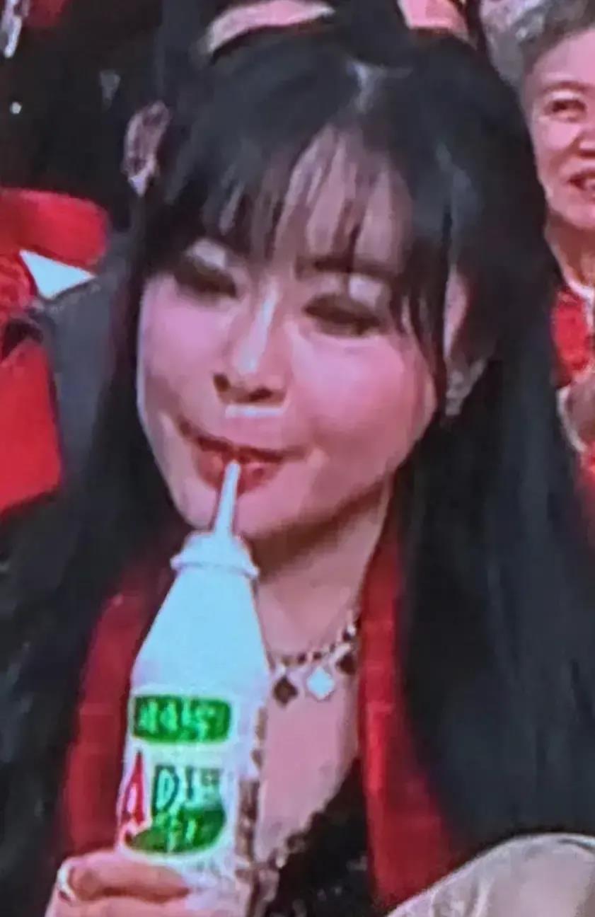 AD钙奶AD钙奶
    笑死个人，这么重要的节目找一浓妆艳抹的大姐嘴里一直叨着