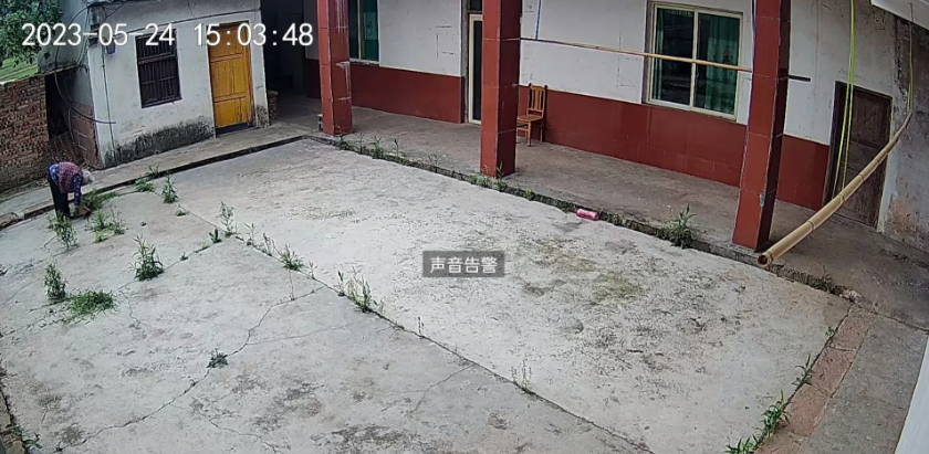 父亲走了，家里没人居住，院子里面长满了杂草。今天查看视频的时候，发现全部清理干净