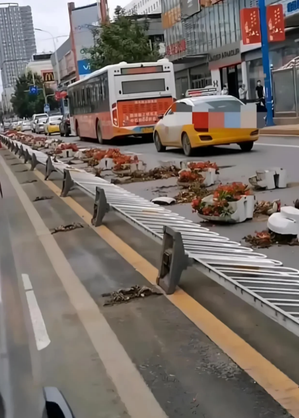 你大概能感受到车主的绝望。
