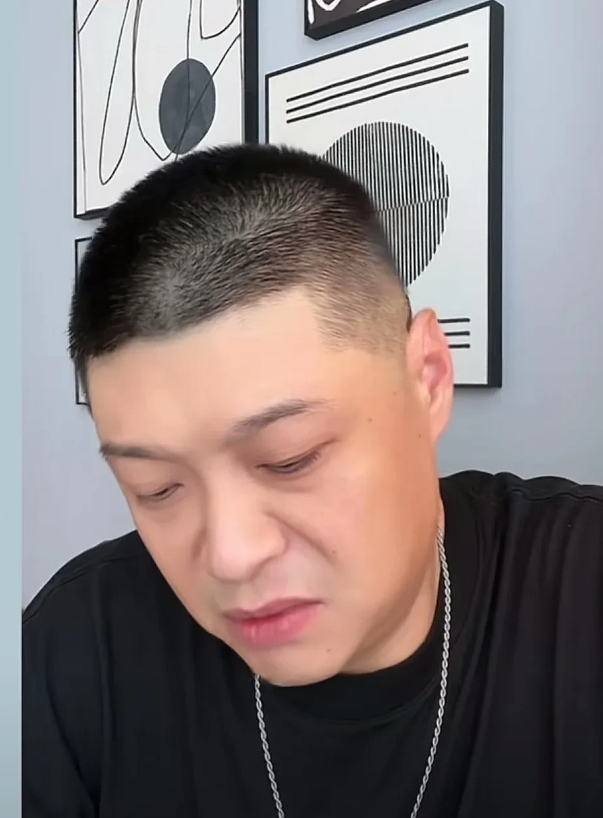 近日，刘云天直播时，有网友问，你跟着曹云金干，一场给你多少钱？
刘云天说：你说的