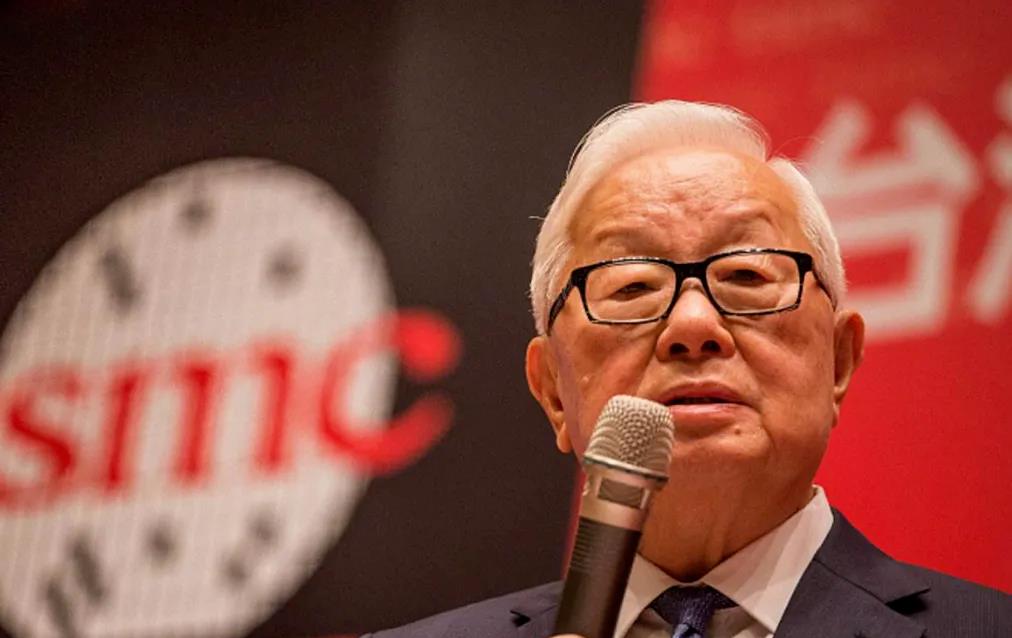 张忠谋心碎了！台积电暴跌3600亿后“狗急跳墙”，外媒：闹大了
华为Mate60