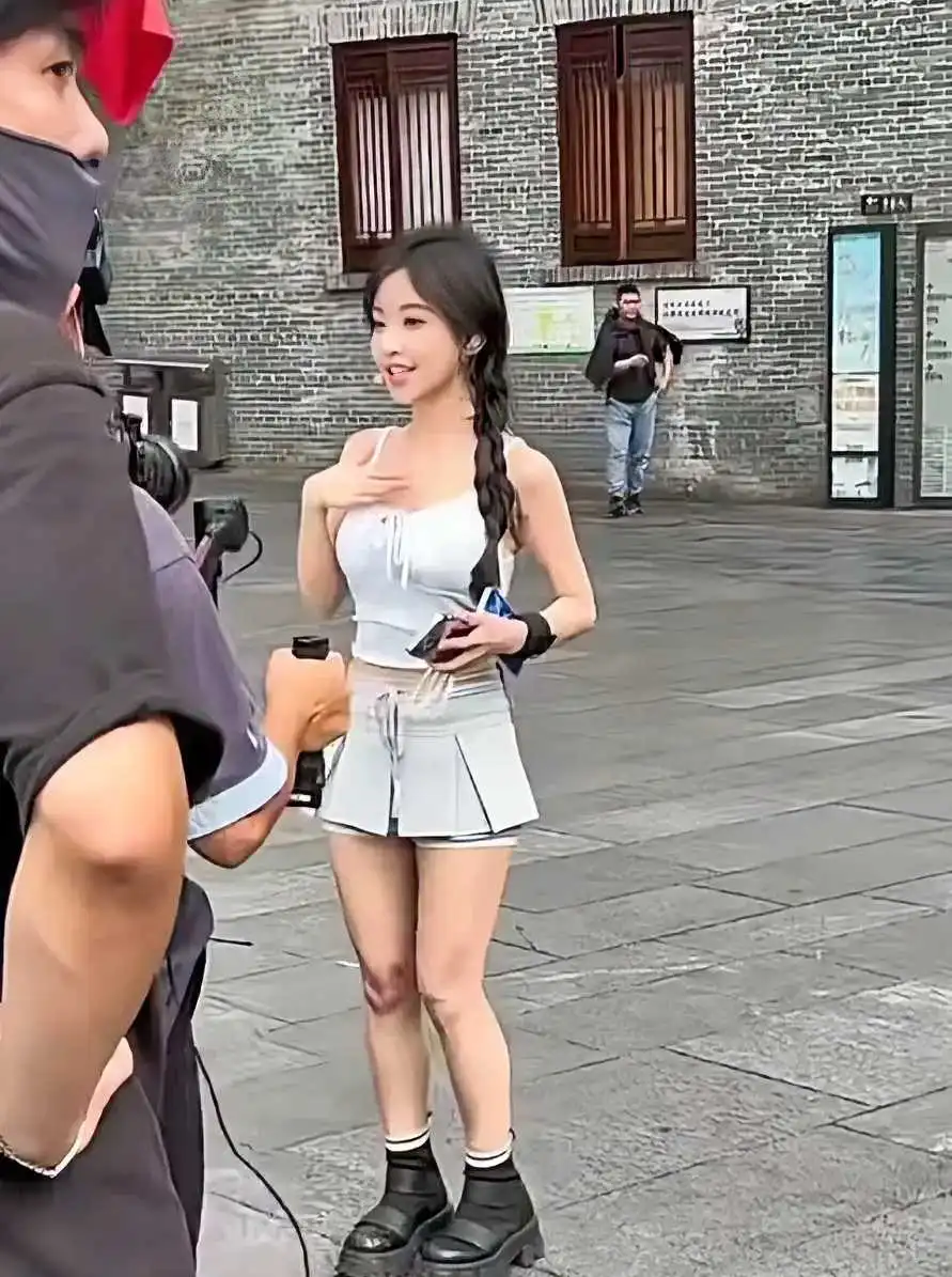 冯提莫也太娇小了，做女朋友刚好。