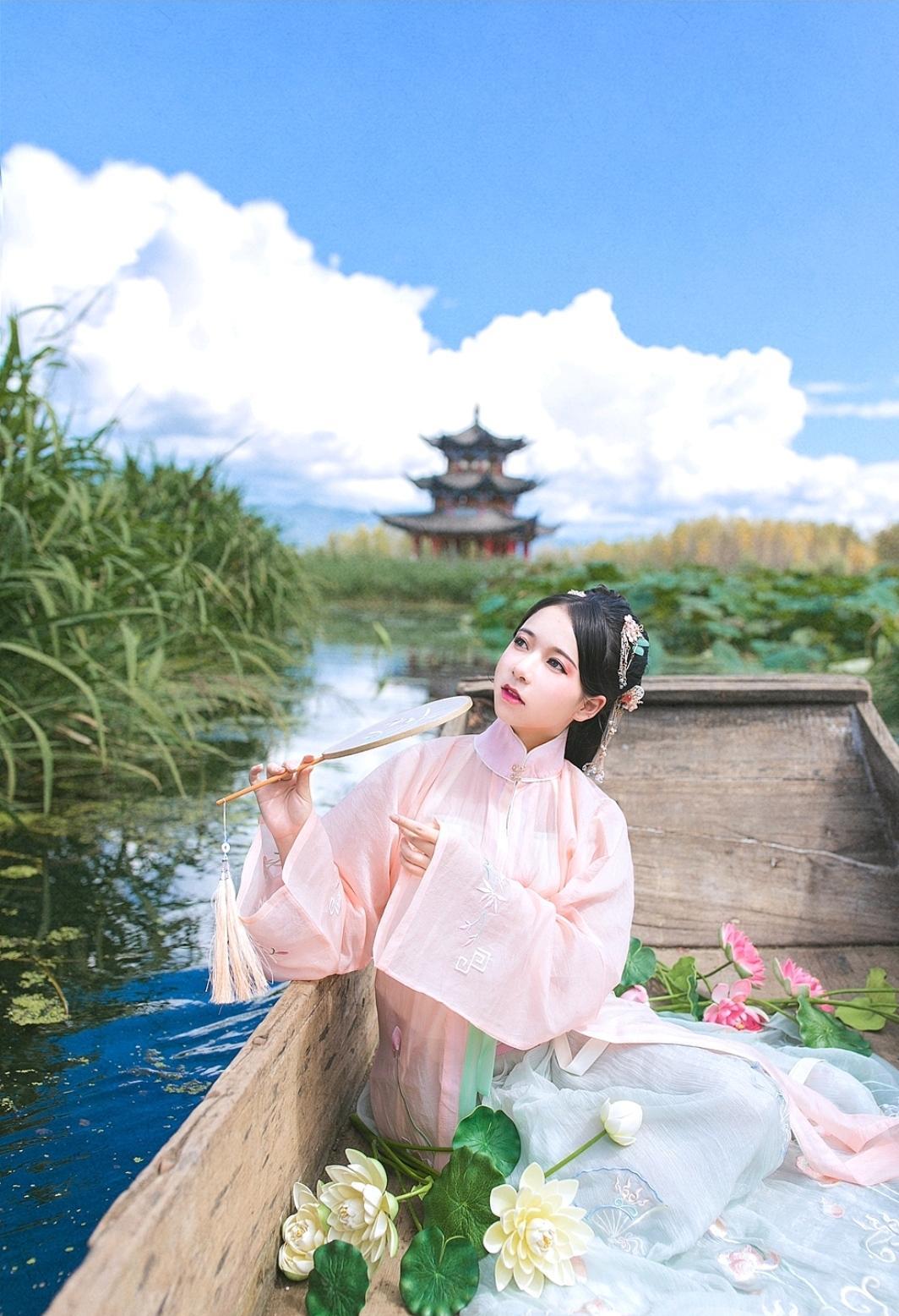 一剪梅·红藕香残玉簟秋宋·李清照红藕香残玉簟秋。轻解罗裳，独上兰舟。