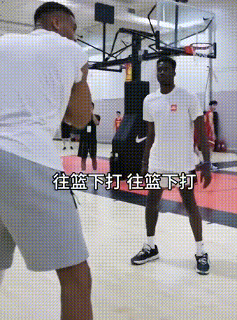 在字母哥访问中国期间，他曾造访了U16国青训练基地，对球员的训练表现感到困惑。他