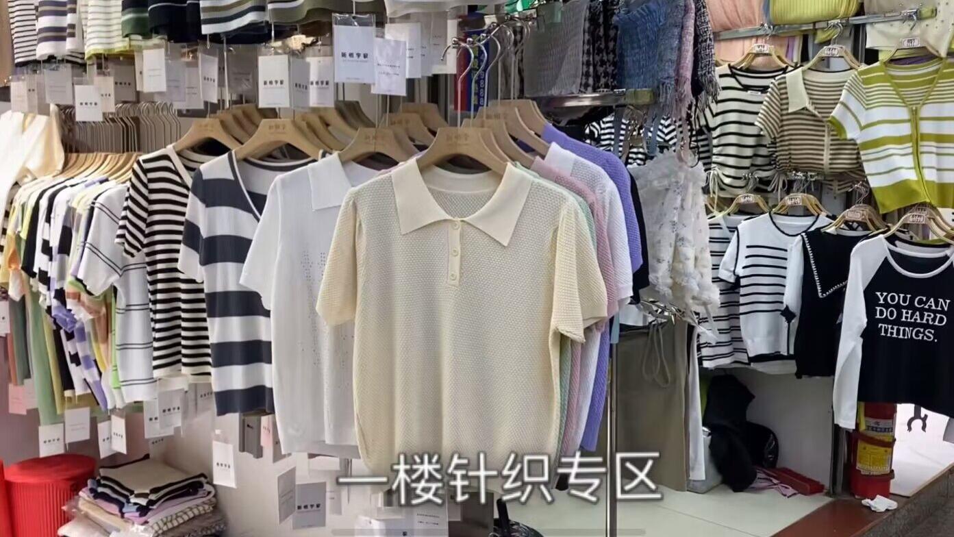广州这个服装市场上衣款式很丰富，能满足各种日常穿搭，拿货价相比其它市场要低很多#广州 #服装