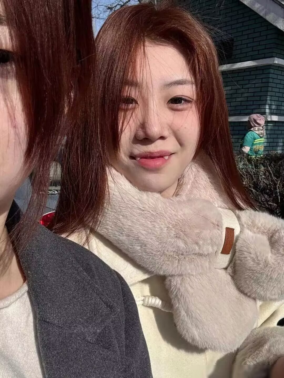 今天带妹妹出来相亲，让她戴个口罩，非是不听，得，这次相亲又黄了