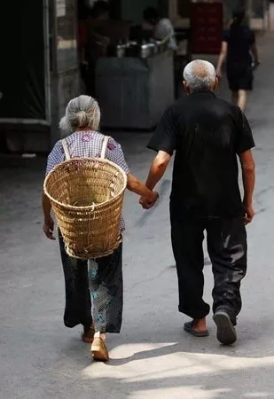 退休后最傻的三种老人，感觉我老婆才50岁就全中招了，怎么办？

中招第一种：退休