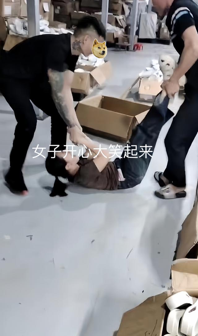 女子在工厂和快递小哥打闹，逐渐放飞自我，同事：看破不说破   拍摄的网友爆料，工