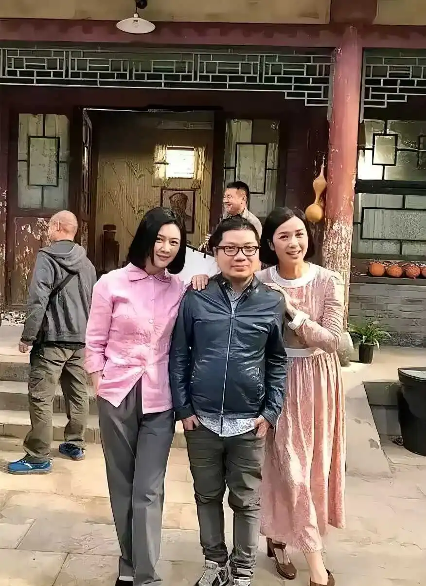 右边的是蒋雯丽，左边的美女是谁？一头齐肩短发，看起来比蒋雯丽还好看。
