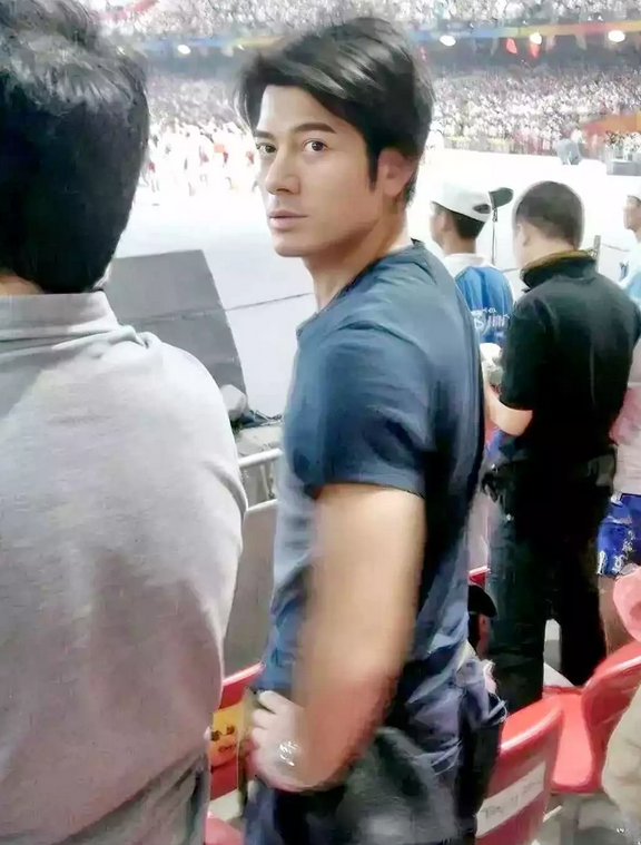 2008年北京奥运会，观众席中的郭富城，那个时候的郭富城年龄大约在三十四岁左右，