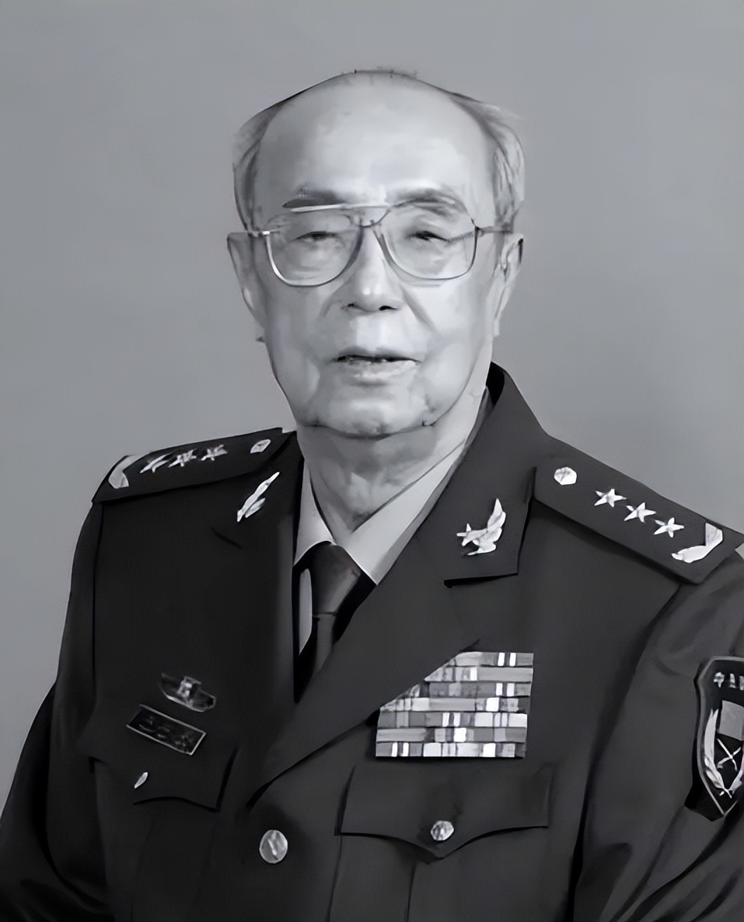 杨白冰: 1988年授上将军衔, 哥哥是前国家主席, 享年93岁