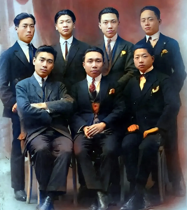 有梦想谁都了不起！1921年法国巴黎，七位西装革履的年轻人聚在了一起，其中有一位