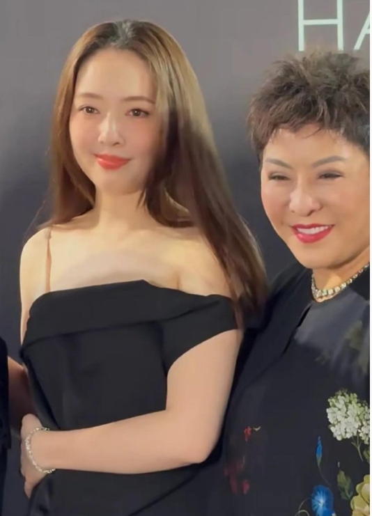为什么大家都在批评她？难道只有我一个人认为她光彩照人吗？郭碧婷已经是富太太了，稍