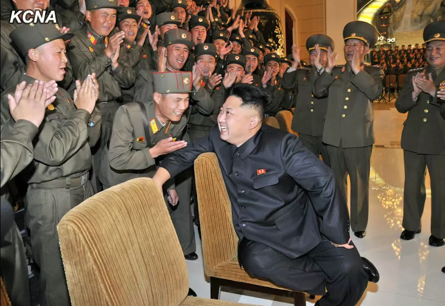 司令官，不拘小节！看看这腿就知道了